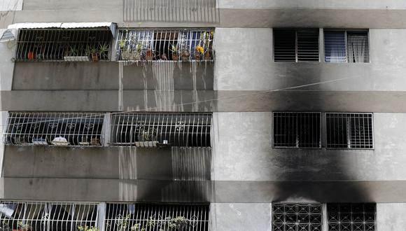 Así quedó el edificio donde se estrelló el dron durante el evento que realizaba el presidente de Venezuela, Nicolás Maduro. (Foto: AP)