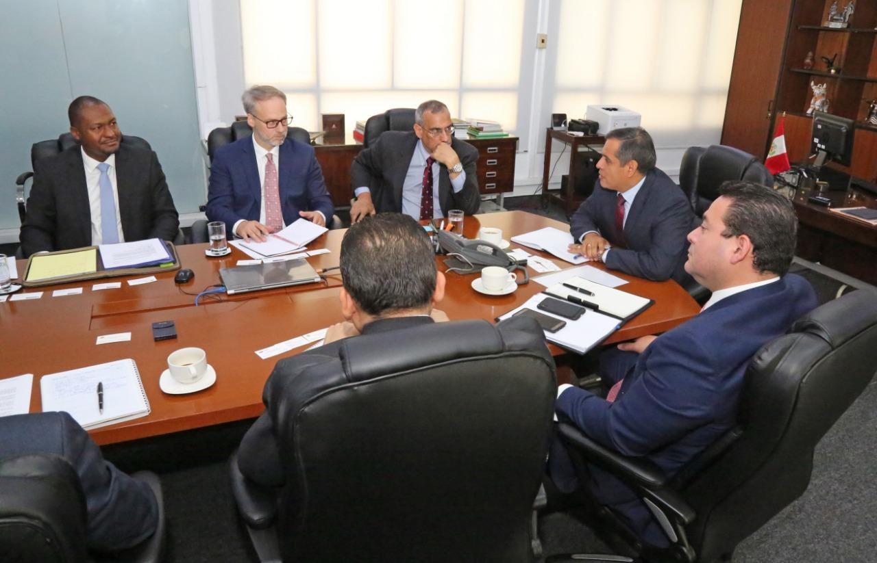 El ministro de Agricultura, Gustavo Mostajo, encabeza la mesa en la que se reunieron autoridades peruanas con delegación de los EE.UU. para revisar asuntos fitosanitarios. (Foto: Difusión)