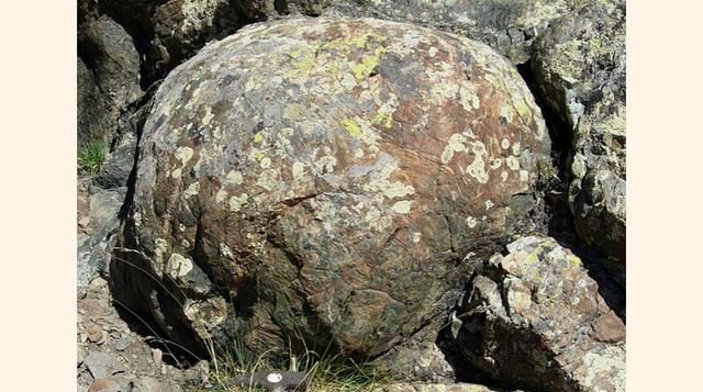 Los Cojines de Vidrio. Éstos se forman bajo el agua, principalmente a nivel de las crestas oceánicas. Algunos se encuentran cerca de Hawai. Se trata, en realidad, de lava que se solidifica en el agua y toma una forma esférica. Durante esta transformación 