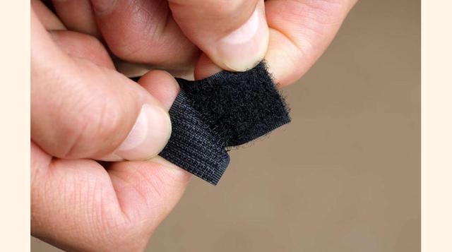 FOTO 10 | Fue inventado por el ingeniero suizo George de Mestral. Al regresar de un paseo por el campo, descubre que tanto los pelos de su perro, como su pantalón de terciopelo están llenos de cardos. Al observarlos se da cuenta de que éstos poseen pequeñ