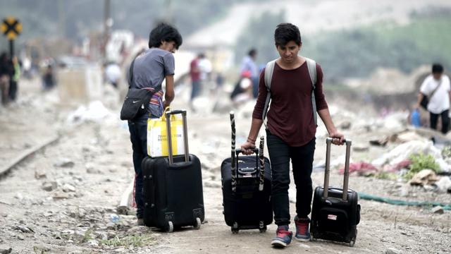 En la localidad de Carapongo, decenas de damnificados arman un campamento para pasar la noche.