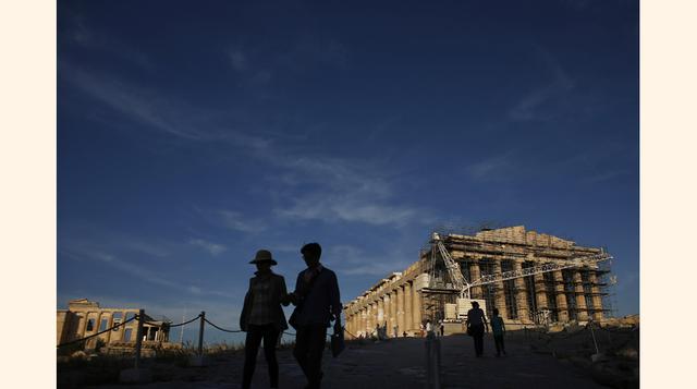 Grecia, que se ubica por detrás de Venezuela y Sudáfrica, se vio obligada a reducir los pagos de retiro a cambio de un salvataje para permanecer en el euro. Las colas de retirados empobrecidos esperando frente a los bancos cerrados se convirtieron en el r