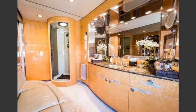 FOTO 7 | Y el baño es probablemente más grande y lujoso que el que tienes en casa. (Foto: Business Insider India)