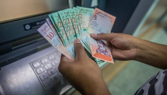 A Roberto Porciello, ingeniero de 56 años de edad, un banco privado le aumentó los límites de dos de sus tarjetas de 1 a 300 bolívares, después de cuatro años congelado. (Imagen referencial: EFE/MIGUEL GUTIÉRREZ).
