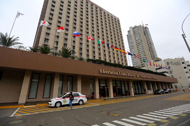 La compañía norteamericana Sheraton Hotels & Resorts llegó al Perú a finales de la década de 1960 y empezó la construcción de su hotel al costado sur del Centro Cívico de Lima, donde antiguamente se ubicaba la Penitenciaría de Lima, conocida como el Panóptico. En parte del terreno que ocupó la antigua penitenciaria de Lima fue construido el Hotel Sheraton, perteneciente a una de las cadenas hoteleras más grandes del mundo.