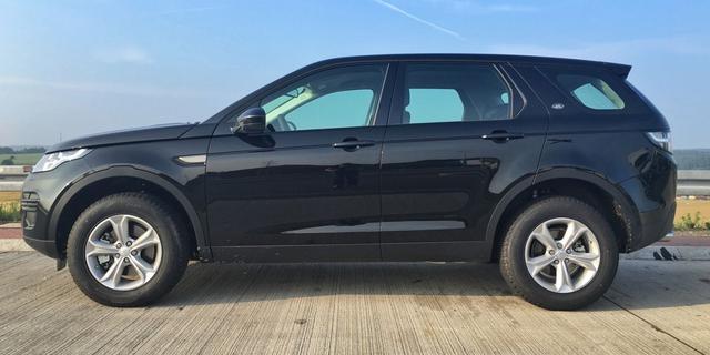 FOTO 4 | Elige el lugar en el que vas a aparcar
En caso de que el auto vaya a estar mucho tiempo quieto, lo ideal es que lo aparques sobre una superficie de pavimento o grava. La tierra o el césped permiten que la humedad circule y dañen el vehículo. Por supuesto, déjalo en una zona segura, fíjate en las señalizaciones y saca cualquier objeto de valor. (Foto: Getty Images).