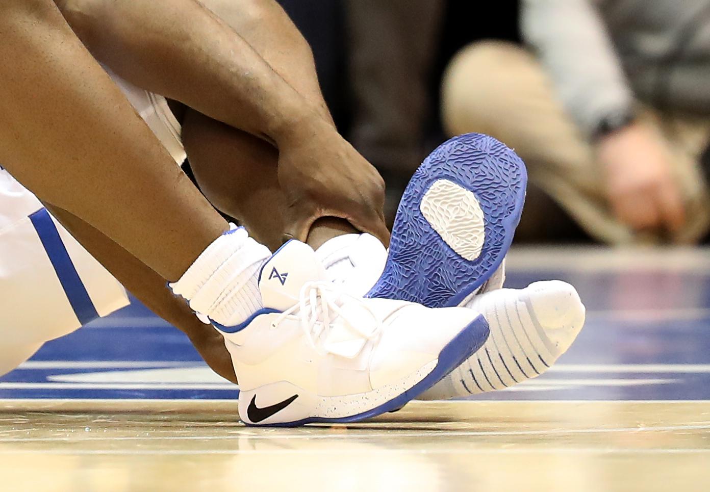 Zion Williamson se hizo un esguince al destrozarse su zapatilla. (AFP)
