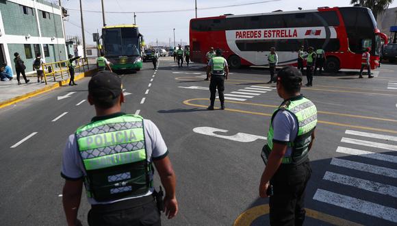 Agentes policiales realizan operativo en el peaje de Pucusana ante el anuncio de llegada de protestantes a Lima. (Foto: Hugo Curotto/ @photo.gec)