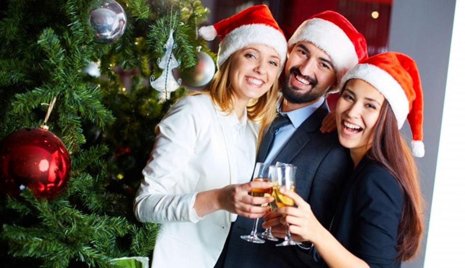 FOTO 1 | 1. Participar en un acto benéfico para comunidades vulnerables. Una forma de incrementar el employee engagement o “compromiso de los empleados” es hacerlos partícipes de una actividad comunitaria o de caridad, tomando en cuenta que en tan solo dos años, los millennials conformarán el 50% de la fuerza laboral en el mundo, según estudios de CBRE, y que esta generación ha reportado ser activa en altruismo, y estar más comprometida con empresas que apoyan causas sociales. (Foto: Freepik)