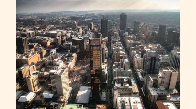 Johannesburgo es la ciudad más poblada y grande de Sudáfrica. Destaca por su diversidad cultural y racial y por la importancia de su comercio de oro y diamantes. Está lleno de contrastes, pues en ella existen grandes rascacielos y suburbios periféricos mu