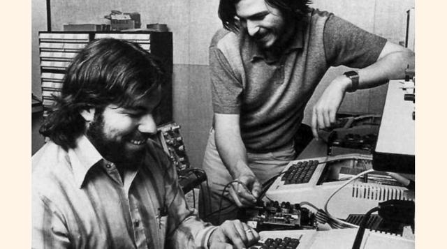 Apple cumplió 40 años el viernes y es una empresa muy distinta de la que fundaron Steve Jobs y Steve Wozniak en un garaje de Silicon Valley en 1976.