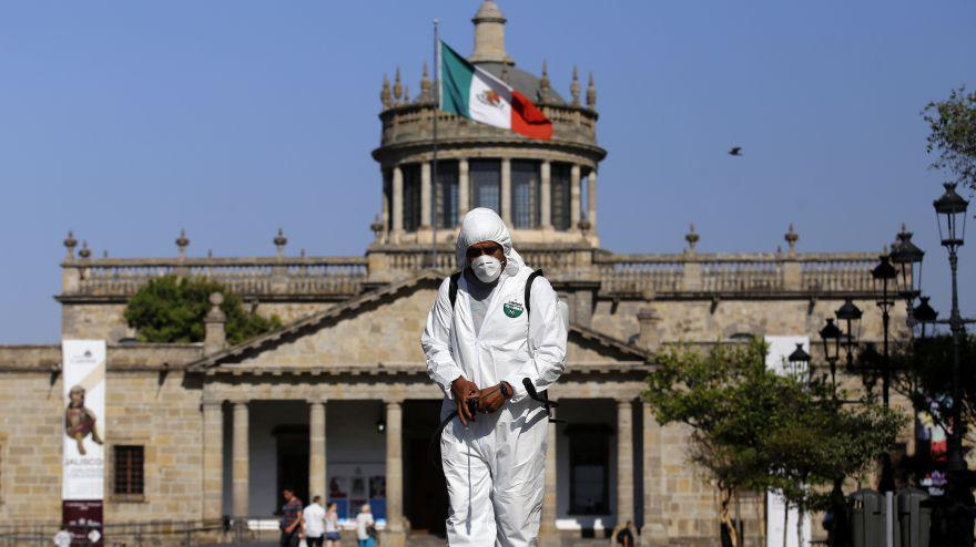 AMLO enfrenta fuertes críticas de empresarios y analistas que aseguran que no comprende el tamaño de la crisis que enfrentará el país por la epidemia. (Foto: AFP).