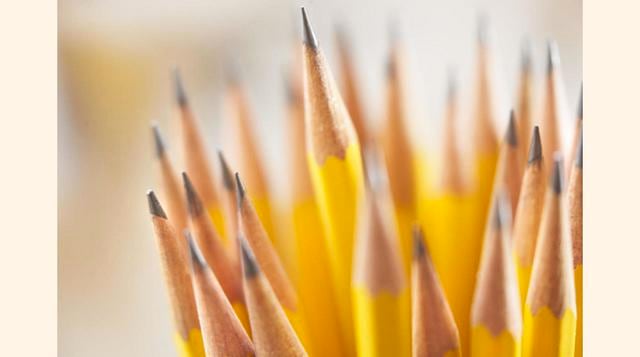 El lápiz. Es uno de los objetos de uso cotidiano más antiguos. Su origen se remonta al siglo XVI, cuando se descubrió un depósito de grafito en el norte de Inglaterra. No sería, sin embargo, hasta 1795 cuando el pintor, militar y aeronauta francés Nicolas