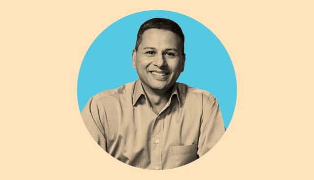 FOTO 8 | DILIP KUMAR

VICEPRESIDENTE TECNOLÓGICO DE AMAZON

Dicen de Amazon que es un héroe el que resiste más de 10 años, y Kumar ya ha cumplido 15 ayudando a revolucionar sus arterias digitales, su cadena de suministro y, durante su breve período como asesor técnico de Jeff Bezos, el cerebro de su fundador. Él es el responsable tecnológico de Amazon Go, las pequeñas tiendas de comestibles inteligentes.