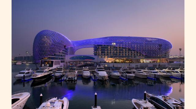 Yas Marina Abu Dhabi, Emiratos Árabes Unidos. En el puerto pueden atracar 221 embarcaciones de hasta 150 metros. Está idealmente ubicado para llegar con facilidad a las ciudades cosmopolitas como Abu Dhabi y Dubái. Cuenta con un circuito cerrado de seguri