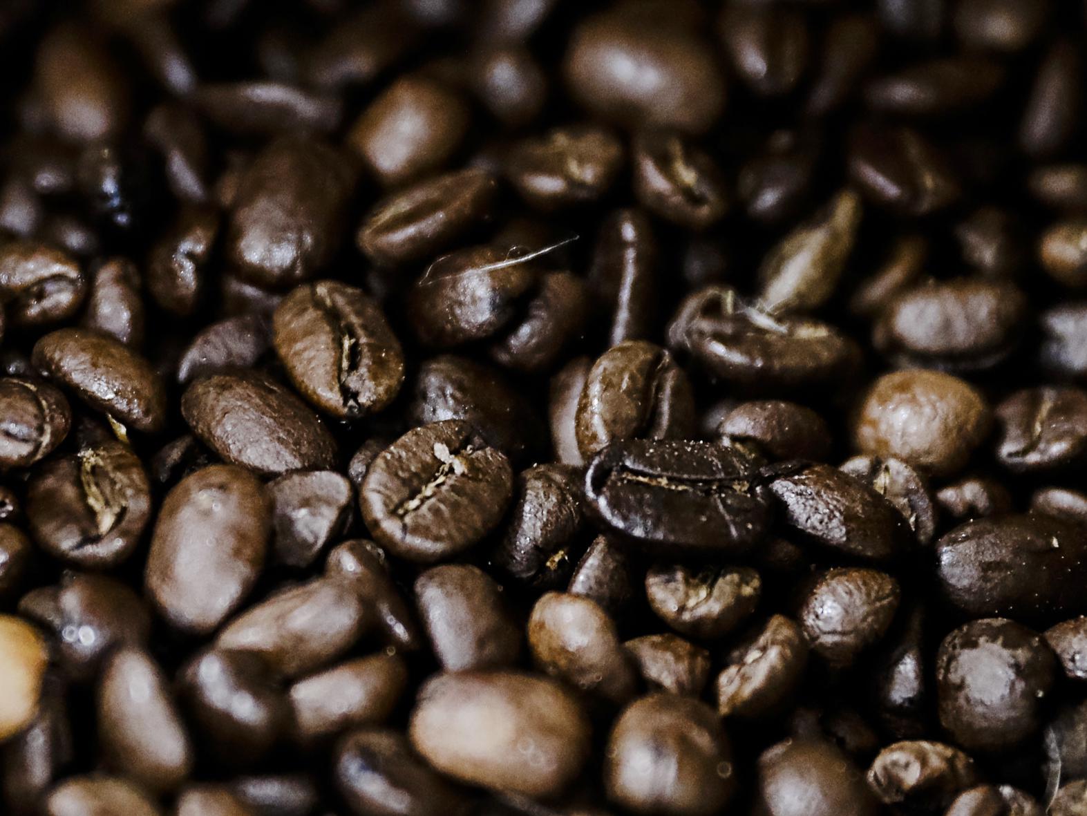 Si bien los futuros de Arábica han ganado en los últimos meses a medida que disminuyen los suministros, el Robusta se quedó atrás. Eso amplió la brecha de precios entre los dos grados, aumentando el incentivo para que los tostadores aumenten la participación de los granos amargos en sus mezclas. Photographer: Marlene Awaad/Bloomberg