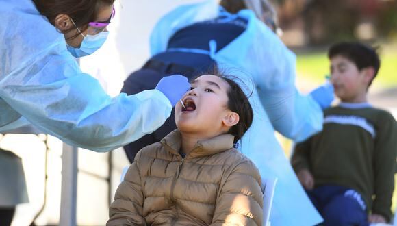 Imagen de un menor pasando una prueba de coronavirus. (Foto: William WEST / AFP).