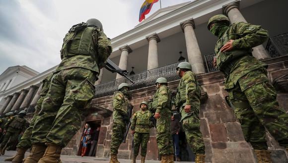 Soldados ecuatorianos patrullan en los alrededores del Palacio de Carondelet en Quito, Ecuador. (Foto: EFE)