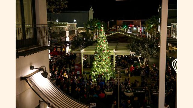 Los Ángeles, California, Estados Unidos. Una multitud se da cita alrededor del árbol en The Village at Westfield Topanga en el barrio de Canoga Park el 19 de noviembre.