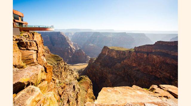 FOTO 4 | Para construir la pasarela Skywalk del Gran Cañón, se importaron 90 toneladas (90 000 kilogramos) de vidrio desde Alemania. La primera persona en poner un pie sobre dicha plataforma fue el famoso astronauta Buzz Aldrin. En la actualidad, los visitantes pueden recorrerla en su totalidad caminando para admirar las vistas, tanto las que los rodean como las que se encuentran debajo de sus pies.