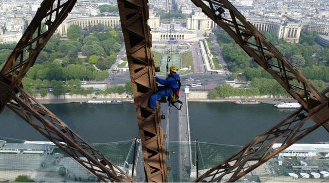 18.000 piezas. Son las piezas metálicas que tiene la torre a lo que hay que sumar 2, 500.000 remaches. Todo ello se distribuye en un peso de 7, 300 toneladas. (Foto Reuters)