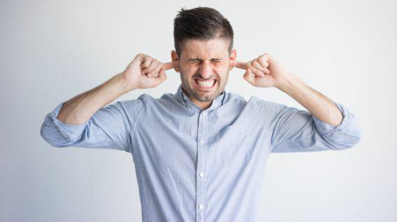 Hay gente a la que no le gusta escuchar los consejos o recomendaciones de sus colegas. (Foto: Freepik)