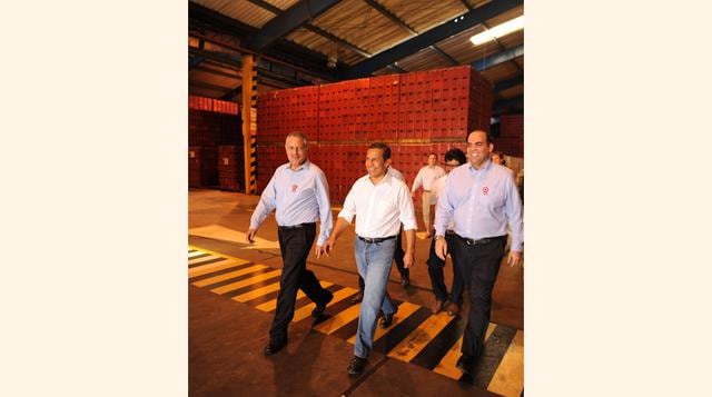 El presidente de la República Ollanta Humala y el presidente de Backus, Fernando Zavala, recorren las instalaciones de la nueva planta, ubicada en oriente, peruano tuvo una inversión de S/. 202 millones.(Foto: Backus)