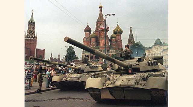 1990-1991: La implosión de la URSS – (foto del golpe de estado del 19 de agosto de 1991 de fondo) (Foto: RTVE)