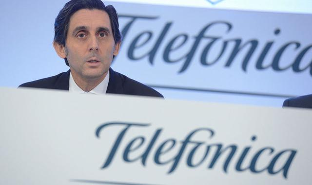 FOTO 2 | José María Álvarez-Pallete te deja cobrar por tus datos

El actual CEO de Telefónica ha dado un gran paso adelante en la gestión de los datos de sus clientes con la inversión en dos startups muy punteras en ese segmento. Una de ellas, Wibson, permitirá que los propios consumidores empiecen a monetizar sus datos. Los usuarios que se bajen la aplicación, basada en tecnología blockchain, podrán participar en este marketplace conectándose a través de sus móviles a otras aplicaciones con las que ya comparten datos, como Facebook o el GPS, y decidir el tratamiento que hace con ellos. Así, podrían monetizarlos a partir de ofertas de empresas de marketing u otros negocios que quieran acceder a bases de datos segmentados y fiables.

Lo más interesante es que este movimiento elimina la intermediación que realizan en la gestión de datos gigantes como Google, Facebook y Amazon, con lo que podría acabar con una de sus principales fuentes de ingresos.

La otra novedad se llama Aura, está basada en inteligencia cognitiva y da también el control de los datos al usuario al disponer de un timeline personalizado en el que visualizará los datos que se van generando al utilizar los servicios de la compañía.