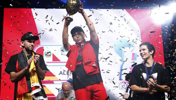 El peruano Francesco De La Cruz celebra en el podio con su medalla después de ganar la Primera Copa del Mundo en Globo con el alemán Jan Spiess, segundo clasificado, y el español Jan Franquesa, tercero clasificado. (Foto: REUTERS)