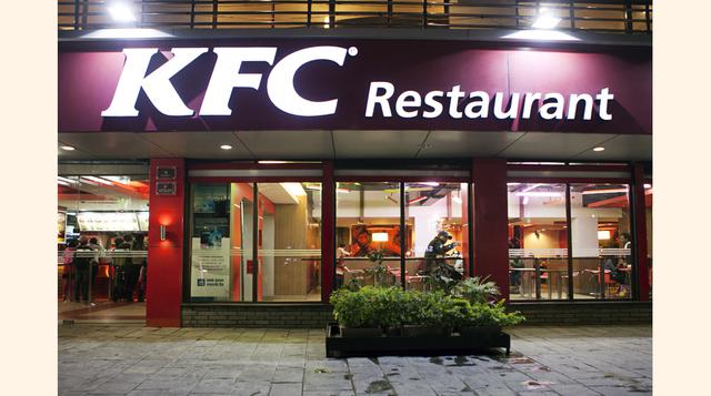 KFC. La popular firma de pollo broaster vendió US$ 4,200 millones en el 2014, con lo que se quedó fuera del ‘top 10’. (Foto: Bloomberg)
