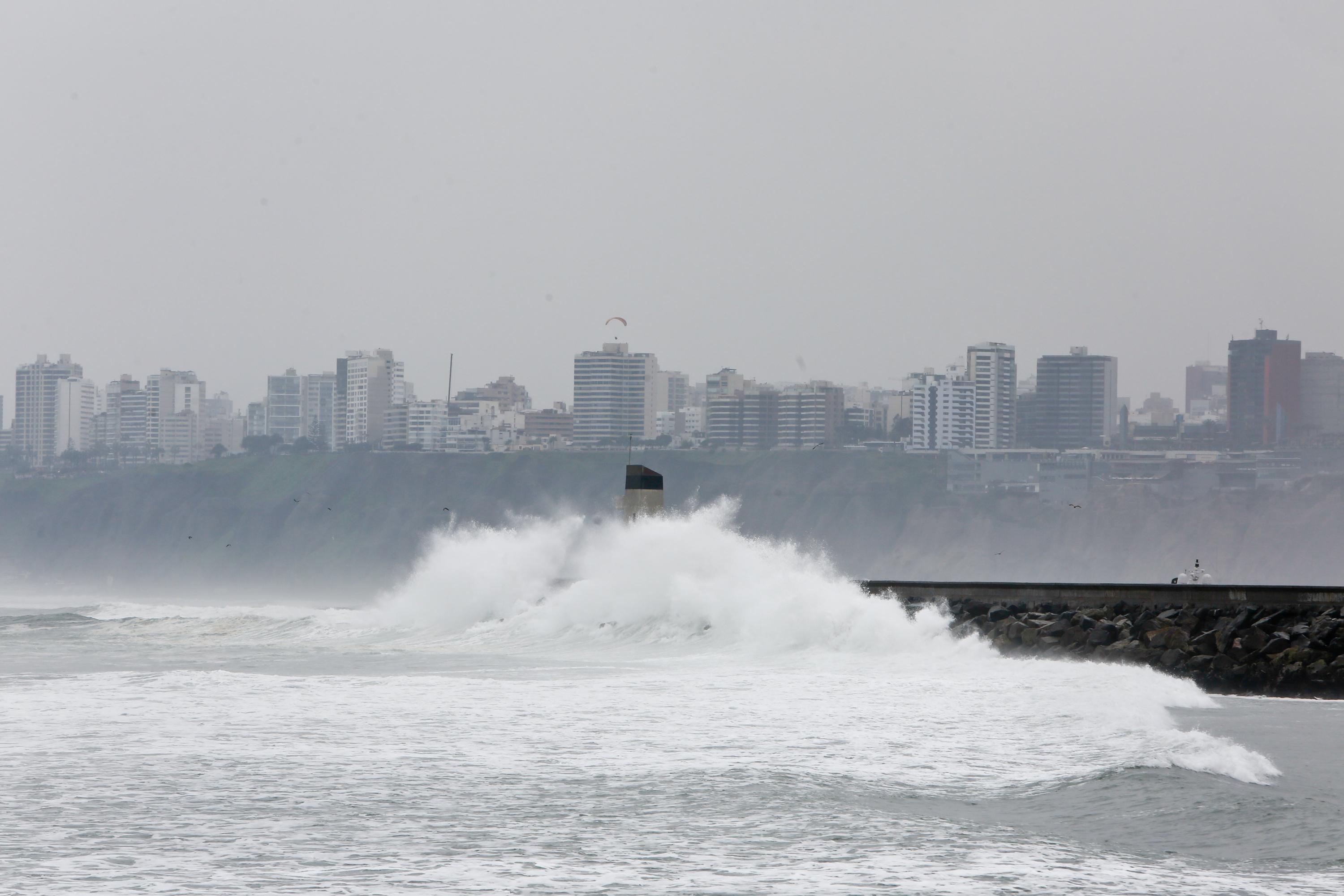 El puerto Cerro Azul, ubicado en el centro del país, quedó cerrado como medida de prevención ante ese fenómeno.&nbsp;(Foto: GEC)