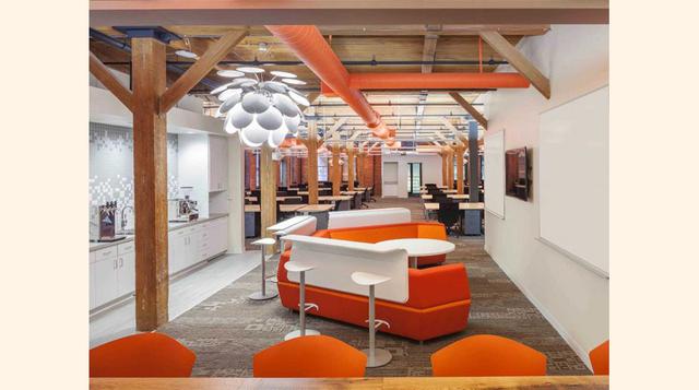14. HubSpot, con sede en Cambridge, Massachusetts, utiliza un diseño moderno para atraer a sus empleados a su colorida sala de estar.