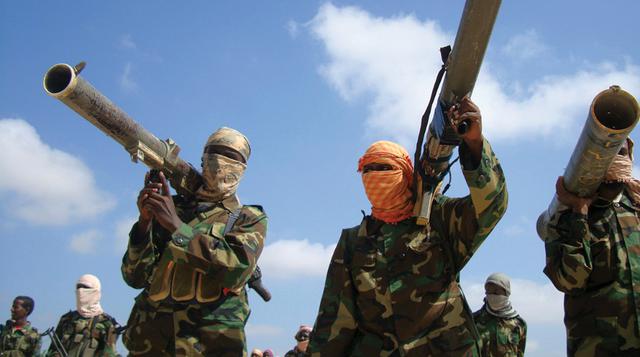 Somalia: En 1988 una coalición de grupos opositores se rebeló contra la dictadura de Mohammed Siad Barre. Desde entonces, Somalia ha sido un peligroso tablero de ajedrez sin rey ni reina en el que los numerosos contendientes luchan «todos contra todos». A