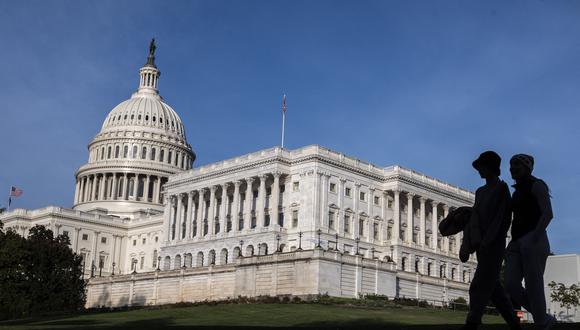 Un Senado profundamente dividido votó el martes para aumentar el tope en US$ 2.5 billones, y la Cámara de Representantes hizo lo propio la madrugada del miércoles, permitiendo a la administración cumplir con sus pagos hasta principios del 2023. (Photo by Andrew CABALLERO-REYNOLDS / AFP)