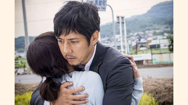 'Creepy', De Kyoshi Kurosawa. Un tío rarito ha encontrado la fórmula para que todo el mundo haga lo que él dice. Y no, no es Donald Trump. Entre la colección de personajes obedientes se encuentra su nuevo vecino, un antiguo inspector de policia 