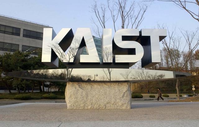 FOTO 41= | KAIST (por sus siglas en inglés) - Instituto Avanzado de Ciencia y Tecnología de Corea, Corea del Sur. Sus programas centrados en la investigación junto con su reputación entre los futuros empleadores y el plan de estudios STEM (siglas en inglés de ciencia, tecnología, ingeniería y matemáticas) que está altamente calificado son las razones por las que KAIST obtiene buenas puntuaciones en Corea del Sur. Estudiantes: Más de 9,800.