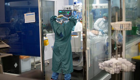 Trabajadores sanitarios atienden a un paciente de Covid-19 en la Unidad de Cuidados Intensivos (UCI) del Hospital del Mar de Barcelona el 4 de agosto de 2021. (Foto de Josep LAGO / AFP)