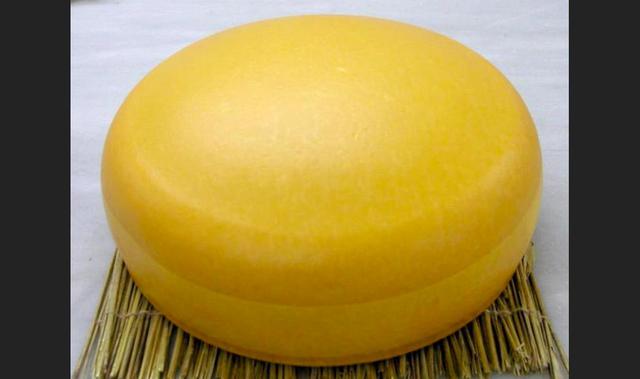 El gouda es un queso amarillento neerlandés denominado así por la ciudad de Gouda. El término "gouda" es hoy en día un nombre genérico, no estando limitado a los quesos de origen neerlandés. El término "Noord-Hollandse Gouda" ("go