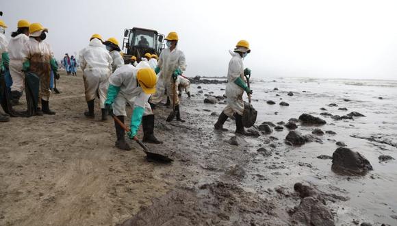 El Ministerio del Ambiente hizo un llamado a los voluntarios a fin de coordinar sus labores y no exponerse si no cuentan con los equipos de protección adecuados para la limpieza del mar. (Foto: GEC)