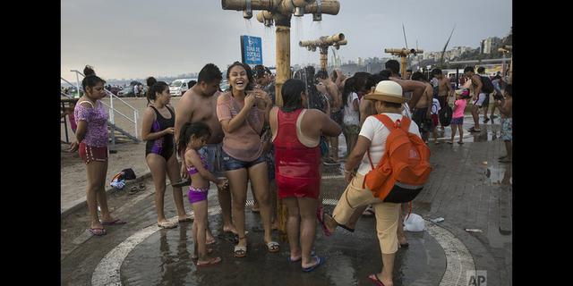 FOTO 9 | En esta imagen, tomada el 15 de febrero de 2020, bañistas se sacan la arena y la salitre tras bañarse en aguas del Océano Pacífico en la playa de Agua Dulce, en Lima, Perú. (AP Foto/Rodrigo Abd)