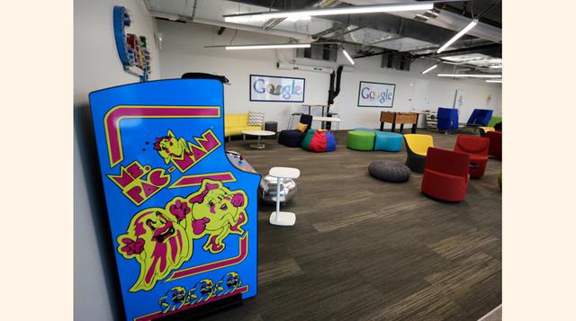 Para los empleados que necesitan relajarse, la oficina de Google en Chicago ofrece fútbol de mesa y juegos arcade. (Foto: AP)