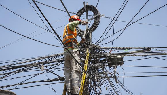 Osinergmin advirtió que el Incumplimiento de acciones comprometidas del retiro del cableado eléctrico aéreo en desuso podrá acarrear sanciones. (Foto: GEC)