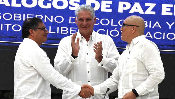 El presidente colombiano Gustavo Petro (L) y el Primer Comandante Guerrillero del ELN Antonio García (R) se dan la mano junto al presidente cubano Miguel Díaz-Canel (C) al final del cierre de la Tercera Ronda de Negociaciones de Paz entre el Gobierno colombiano y el Nacional Ejército de Liberación (ELN) en El Laguito en La Habana, el 9 de junio de 2023. El gobierno de Colombia y el grupo guerrillero ELN firmaron el viernes un pacto de alto el fuego para concluir una tercera ronda de conversaciones de paz en La Habana con el fin de poner fin a décadas de conflicto en América del Sur. país. (Foto de YAMIL LAGE / AFP)
