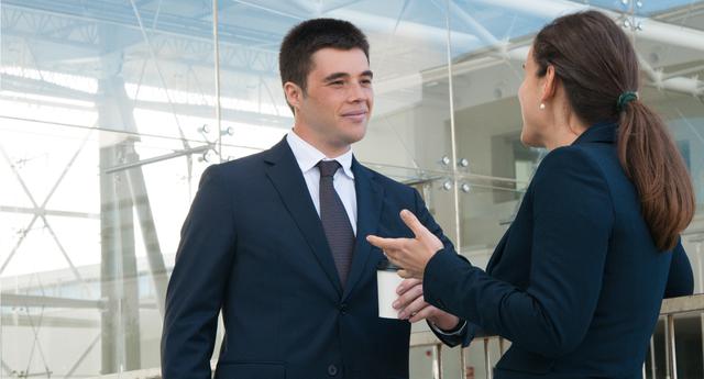 FOTO 4 | 4. Abre la puerta a los momentos de aprendizaje
Muchos líderes suelen postergar las conversaciones difíciles ignorando el comportamiento que resulta incongruente con los valores de su empresa, lo cual hace que las emociones se aglutinen con el tiempo. Discutir las cosas por mail es impersonal y se presta a malas interpretaciones. Sé proactivo y organiza charlas uno a uno. (Foto: Freepik)