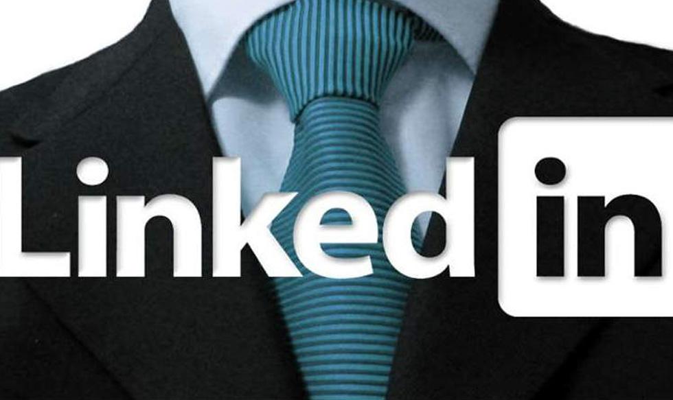 4. Mida su actividad. Cuando hace clic en el número de visitas, obtiene información valiosa sobre el impacto de sus comunicaciones. Hay tres datos clave que recibe sobre los lectores: para qué empresa trabajan, cuál es su cargo y dónde están ubicados. Cuando ve esto, pregúntese: ¿Estoy atrayendo a las personas adecuadas a mi perfil? Luego ajuste sus publicaciones (tanto el contenido como los grupos en los que las comparte).