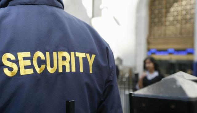 FOTO 7 | 7. Guardia de seguridad. Trabajar como un guardia de seguridad de medio tiempo significa que puedes prestar tus servicios en un bar local o en eventos. De cualquier manera, lo puedes acomodar a tus horarios de clases y ganar hasta $15.49 dólares la hora. (Foto: Getty)