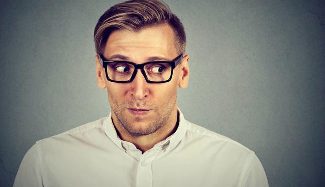 FOTO 5 | 5. Cubrir sus declaraciones: "Por lo que recuerdo"
Los mentirosos a menudo toman un tono cauteloso cuando intentan engañar a otros. Pueden bajar la voz y pedir una aclaración, diciendo: "¿Qué quieres decir?" o "¿Cuál es el significado de esto?". También usan frases calificadas para cubrir sus afirmaciones diciendo cosas como:

"Por lo que recuerdo"
"Si realmente lo piensas"
"Lo que recuerdo es"
"La manera en que yo lo veo"
Las declaraciones cubiertas no son un indicador absoluto de engaño, pero un uso excesivo de dichas frases calificativas ciertamente debería generar sospechas de que una persona no está siendo totalmente directa con lo que quiere decir. (Foto: Thinkstock)