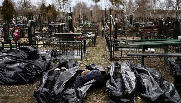 Bolsas con cadáveres han sido depositadas en el cementerio de Bucha para poder ser identificados por forenses ucranianos. La ciudad ha registrado uno de los episodios más trágicos desde el inicio de la ofensiva rusa sobre Ucrania.