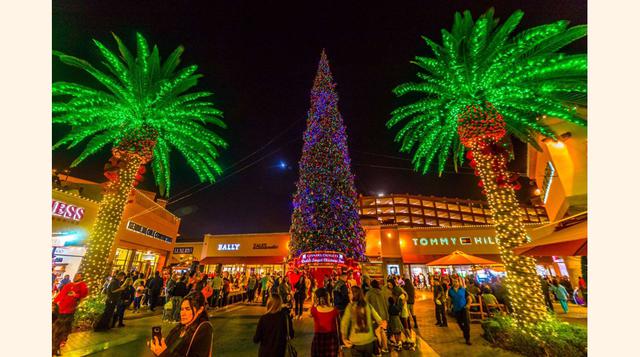 Commerce, California, Estados Unidos. Compradores presencian el 15ª encendido del árbol de los Citadel Outlets el 5 de noviembre.